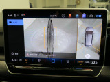 ギアをリバースに入れると車両後方の映像に加え上空からの車両周囲の疑似映像を映し出します。画面にはガイドラインが表示され、車庫入れや縦列駐車などの際に安全確認をサポートします。