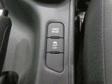 トラクションコントロール装備です。すべりやすい路面での発進時や加速時にタイヤの空転を抑え、駆動力確保に貢献する機能です。詳細は販売店スタッフまでおたずねください。