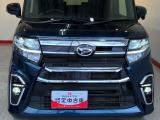 専用のエンジンクリーナーで全体に噴霧し汚れを浮かします。ボンネット裏などの汚れを中心にブラシがけを行い、洗浄しエアブローで仕上げております。