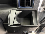 【運転席ドリンクホルダー】