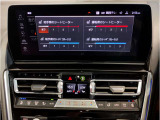 【ドライバーコックピット】人間工学に基づきドライバー中心にすべての操作パネルを設計。ドライバーが直感的に操作できる様にドライバー側にわずかに傾斜。常に運転に最適な姿勢/視線を保つ事が出来ます!