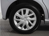 ◆純正ホイール装着車◆シンプルなデザインのホイールキャップ付きです。