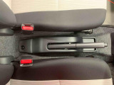 最も気になる室内は、特にこだわってクリーニングしております。マットやシートだけではなく、エアコンの吹き出し口やドアノブの隙間など、様々なブラシや道具を使い分けて、隅々までクリーニングしております。