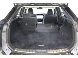 シートは片方だけでもたおせるので、乗車人数や荷物の多さに合わせてフレキシブルにアレンジできます。後部座席に乗車しながら長尺物も積み込めます。