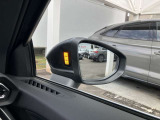 サイドアシスト装備 ドライバーの死角を並走する車両を検知します。ドアミラーの内側のLEDが点灯・点滅して事故の危険を知らせます。