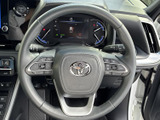 握りやすい形状で、長時間の運転でも疲れにくいステアリング。操作もスムーズで、快適なドライビングポジションを実現します。