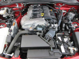 ロードスターRFのために専用設計されたSKYACTIV-G 2.0は、ソフトトップ車の「使い切る喜び」とは違い余裕をもった走行を可能にした「余す喜び」をテーマにしております。