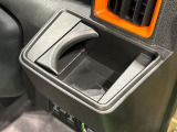 運転席側掘り込み式カップホルダー