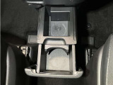 格納式のドリンクホルダー付きです。ドリンクホルダーとしてはもちろん、スマホや長財布を収納することだってできますよ。