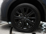 タイヤサイズは225/55R19となります。専用のブラックメタリック塗装のホイールがカッコいい!