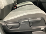 手動のレバーを使って、シートの高さや背もたれの角度を変えることができます。
