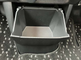 センターコンソール下部に小物入れ装備。小物の収納場所に困りません。