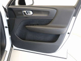 運転席ドアの全景です。キャビンを彩るすべてのものに、機能を形にした美しさが備わっています。