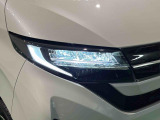 対象物が見やすく白く明るい光で夜間走行をサポートするLEDヘッドランプを搭載