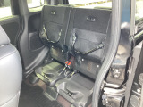 はね上げれば、高さのある荷物も積める。狭い駐車場などでテールゲートが開けられない時は、後席の座面をはね上げて荷物を積める空間に。はね上げ(チップアップ)操作はワンアクションです。