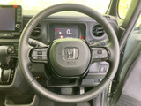 握りやすいステアリングホイールは、長距離運転でも疲れにくい設計です。操作系の配置も工夫されており、ドライバーをサポートします。