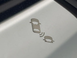 【ブラインドスポットインフォメーション】走行中、ドアミラーの死角になりやすい箇所に後続車が接近するとサイドミラー付近に警告を表示、ドライバーに注意喚起をしてくれます。
