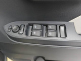 電動ドアミラーとパワーウィンドウのスイッチ。コンパクトにまとまって配置されているので使いやすいです。