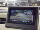 【バックカメラ】運転が苦手な方も車庫入れラクラクです!ギアをリバースに入れれば自動的に切り換わりますので、面倒な操作は不要です♪狭い駐車場もお車を傷つけず安心ですね!