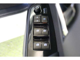 全ての窓が運転席から操作できます。今やほぼ当たり前ですが、無いと不便なアイテムですよね。ドアの施錠・解錠と連動してドアミラーが格納・復帰するオート電動格納機能も装備しています。