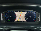 【Digital Cockpit Pro】基本の速度計とタコメーターの表示に加え、中央にドライビングデータやマップなどを少ない視線移動で視認できます。