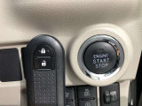 エンジンスタートスイッチです。キーが車内にあれば、エンジンの始動や停止はスイッチを押すだけ!キーを取り出す手間を省き、ワンプッシュで操作できるので簡単でスムーズです。