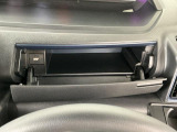 【インパネアッパーボックス】サッと取り出せてサッとしまえる、運転席の目の前にはボックスが装備されております!薄型のボックスティッシュなど収納可能☆