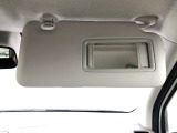 【バニティミラー】運転席・助手席のサンバイザーに装備。身だしなみチェックやメイク直しも安心です。