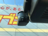 【前後ドライブレコーダー】付けようと思うと意外と高額な前後ドライブレコーダーも装着しているので、あおり運転などされたときも強い味方になってくれるので安心してドライブを楽しめます。