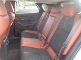 後席への圧迫感を軽減し、よりくつろげる室内空間実現しました。