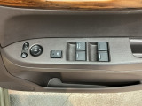 電動格納式リモコンドアミラーと、パワーウィンドウスイッチ等は運転席ドアにあります。