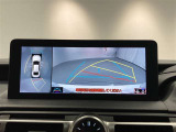 パノラミックビューモニターシステムが付いているので車の上から見た映像が確認できますよ。 一目で車両周辺の情報を確認できますが、直接安全をご確認下さい。