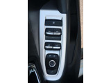 運転席側パワーウインドウは、オートアップ&ダウン機能付き。ワンタッチで自動開閉できます。開閉操作をロックする事も出来ます。
