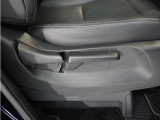 【ハイトアジャスター】レバーの上下操作だけで、座面を運転しやすい高さへ簡単に調節できます。