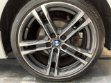 BMWならではの卓越した走りを支えるホイールと足回りです!日本車の走りに慣れている方にもぜひ体感して頂きたいほど、高いレベルでまとまっています!
