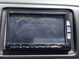 【バックカメラ】運転が苦手な方も車庫入れラクラク。ギアをリバースに入れれば自動的に切り換わりますので、面倒な操作は不要です。狭い駐車場も大切なお車を傷つけず安心です。