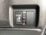 左側に電動スライドドアを装備。ワンタッチで開閉できるため、荷物の積み降ろしやお子さまの乗り降りがスムーズです。