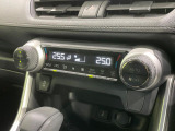 【左右独立型フルオートエアコン】運転席と助手席でそれぞれお好みの温度に設定可能。同乗者にも配慮した、快適な空調をお届け致します。