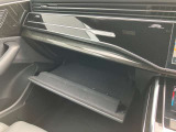開く瞬間の滑らかな動きと、指先に伝わる確かな剛性感。柔らかな照明に照らされた空間は、外観の美しさと遜色のない上質な素材で設えられ、大切な小物を優しく包み込みます。