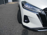 『LEDヘッドライト』通常のハロゲンライトに対して発光部分の発熱を抑えることで省電力につながる技術です。デザイン性も自由度が高いため、今後クルマのヘッドライトはLEDが主流になります☆