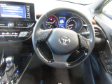手に触れる部分の質感にもこだわった運転席回り。本革巻き3本スポ-クステアリングはピアノブラック加飾付で上質感をアップしています。