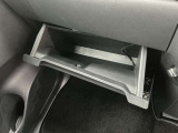 助手席前にも収納スペースが上下にあり小物収納が便利です。