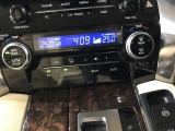 左右独立温度コントロールフルオートエアコンです。運転席、助手席それぞれで独立して温度設定ができます。
