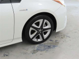 装着タイヤサイズは、215/45R17です。純正アルミホイールを装着しております。