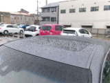 ルーフは目立つキズやへこみなどはない状態です。