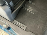 助手席は大きく前へスライド可能で、ミラクルオープンドアからの乗り降りをさらに快適にしてくれます♪