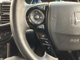 ステアリングにオーディオ操作スイッチが付いています。オーディオ画面に直接タッチしなくても操作が出来ますので、運転に集中できます。
