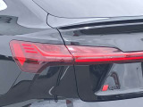 視界を鮮明に照らすだけでなく、対向車への配慮と最適な視界を両立し、ダイナミックインジケーターの流れるような輝きが、夜の街並みに先進性と知性を描き出します。