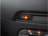 【ステアリングヒーター】ハンドルの左右のグリップ部分を温めることができます。寒い日の運転も安心です。