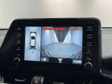 車両の前方を確認することができます。建物から道路に出る際や、見通しの悪い交差点で車や歩行者を確認をサポートします。